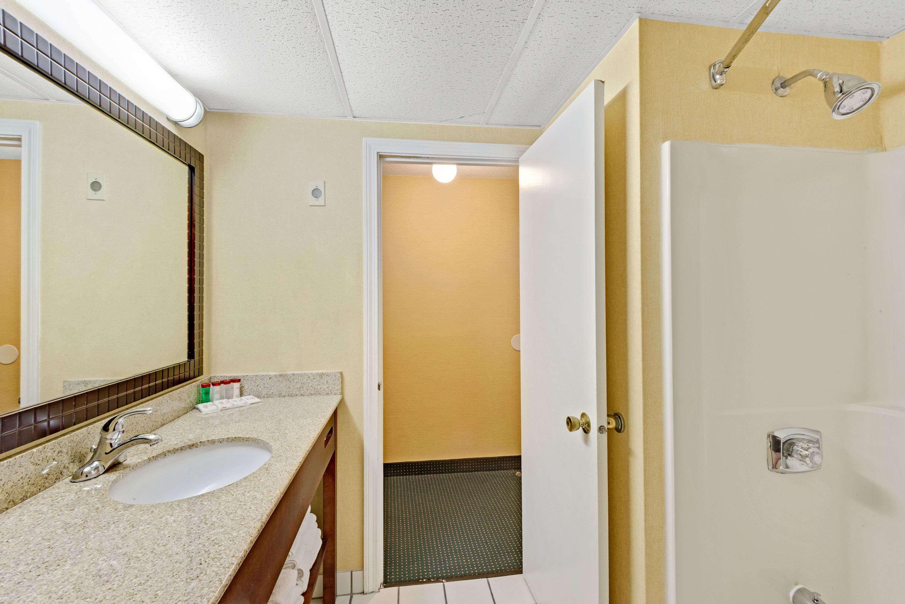 Hotel Ramada By Wyndham Kittery Exterior foto
